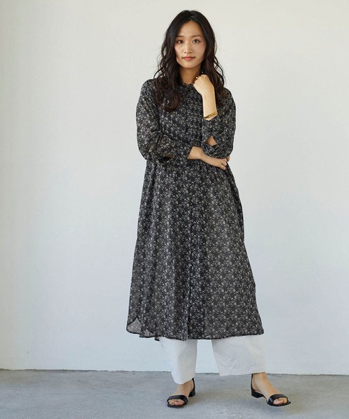 NICOLE white（ニコルホワイト）の「花柄シフォン スタンドワンピース（ワンピース・レディース・ブラック/グレー/オフホワイト・FREE）」の2枚目の写真