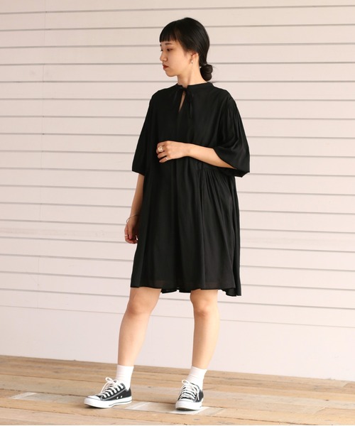 cepo(セポ)の「スリットネック サイドギャザーミニワンピース 2WAY(シャツワンピース・レディース・ブラック/オフホワイト・M)」の10枚目の写真