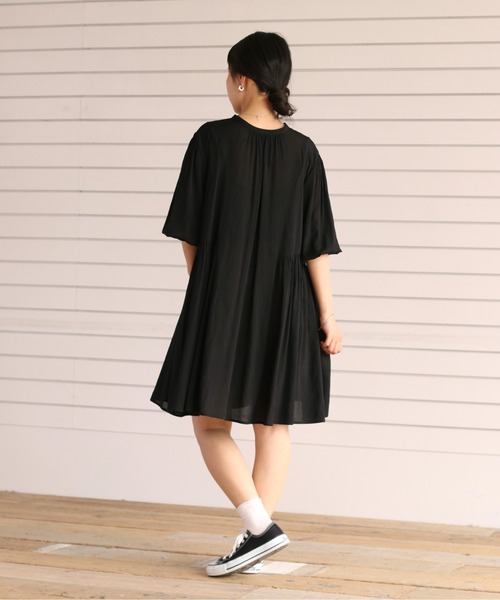 cepo(セポ)の「スリットネック サイドギャザーミニワンピース 2WAY(シャツワンピース・レディース・ブラック/オフホワイト・M)」の14枚目の写真