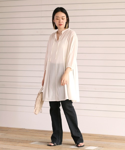 cepo(セポ)の「スリットネック サイドギャザーミニワンピース 2WAY(シャツワンピース・レディース・ブラック/オフホワイト・M)」の3枚目の写真