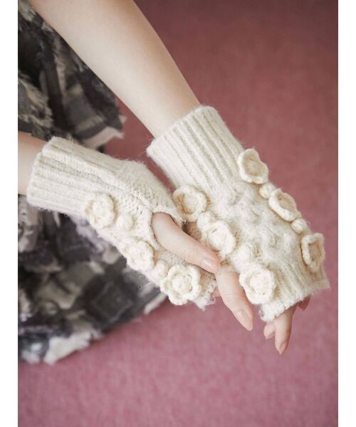 merry jenny（メリージェニー）の「おはなニットグローブ（手袋・レディース・ブラック/アイボリー・FREE）」の4枚目の写真