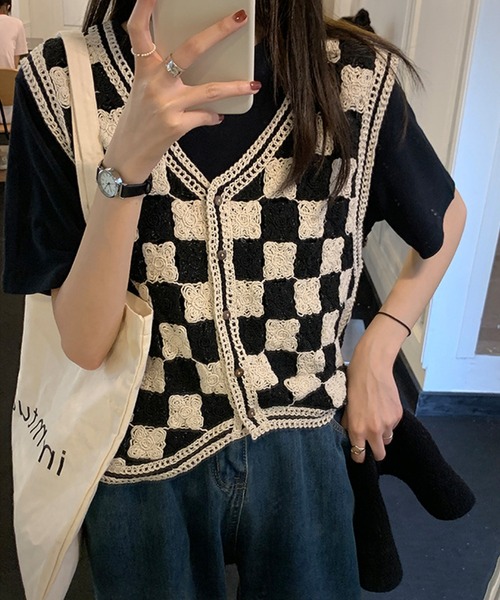 aimoha(アイモハ)の「ニット編みチェック柄ベスト(ベスト・レディース・ブラック/ベージュ・FREE)」の1枚目の写真