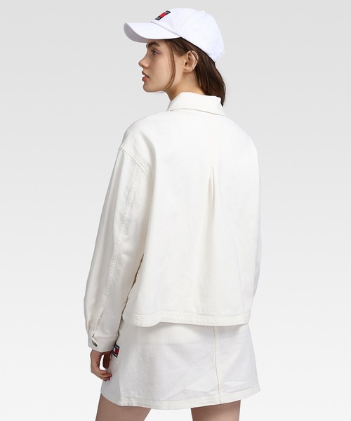 tommy jeans（トミー ジーンズ）の「バッジロゴオーバーシャツ（シャツ/ブラウス・レディース・ホワイト・SMALL/MEDIUM/X-SMALL）」の3枚目の写真