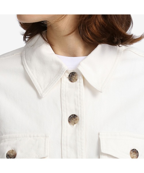 tommy jeans（トミー ジーンズ）の「バッジロゴオーバーシャツ（シャツ/ブラウス・レディース・ホワイト・SMALL/MEDIUM/X-SMALL）」の4枚目の写真