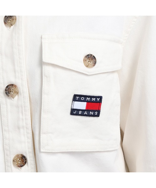 tommy jeans（トミー ジーンズ）の「バッジロゴオーバーシャツ（シャツ/ブラウス・レディース・ホワイト・SMALL/MEDIUM/X-SMALL）」の7枚目の写真
