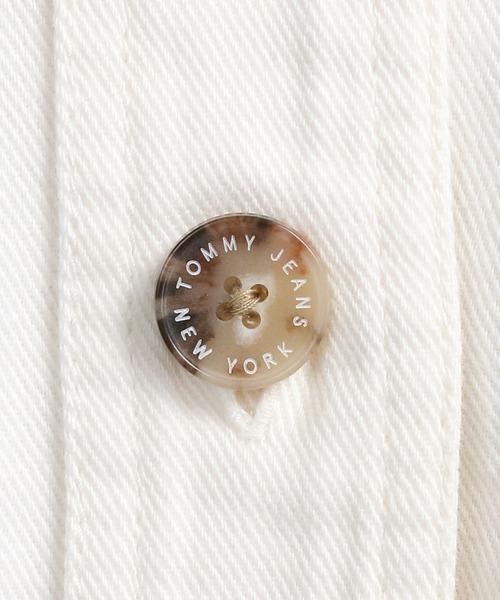 tommy jeans（トミー ジーンズ）の「バッジロゴオーバーシャツ（シャツ/ブラウス・レディース・ホワイト・SMALL/MEDIUM/X-SMALL）」の8枚目の写真