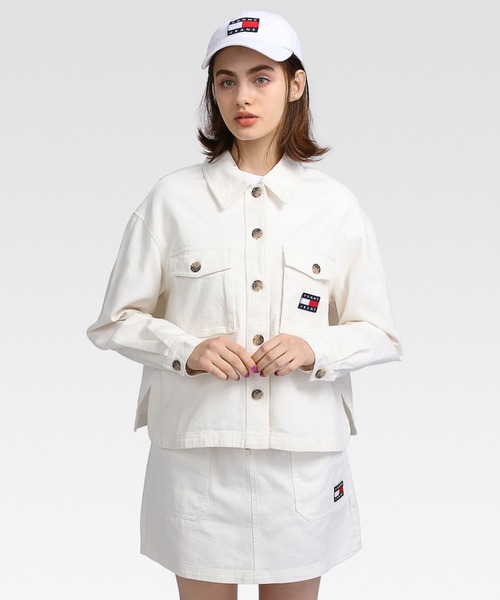 tommy jeans（トミー ジーンズ）の「バッジロゴオーバーシャツ（シャツ/ブラウス・レディース・ホワイト・SMALL/MEDIUM/X-SMALL）」の2枚目の写真