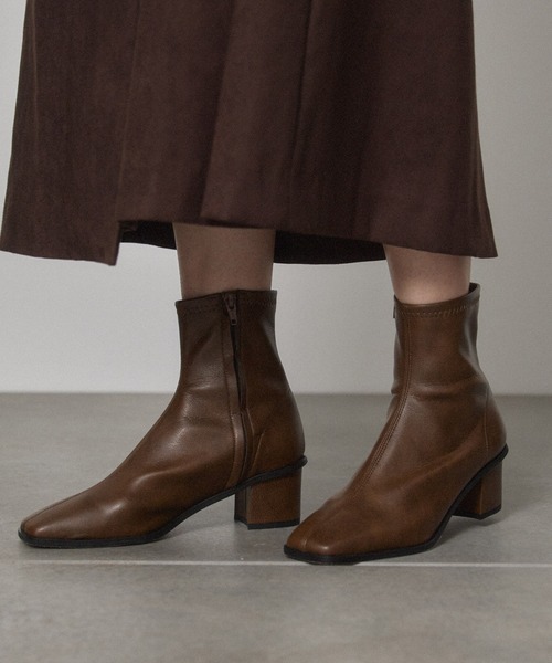 PUBLIC TOKYO（パブリックトウキョウ）の「ストレッチスクエアショートブーツ（ブーツ・レディース・ブラウン/アイボリー/ブラック・1/2）」の3枚目の写真