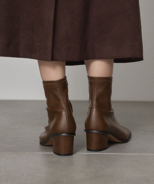 PUBLIC TOKYO（パブリックトウキョウ）の「ストレッチスクエアショートブーツ（ブーツ・レディース・ブラウン/アイボリー/ブラック・1/2）」の9枚目の写真