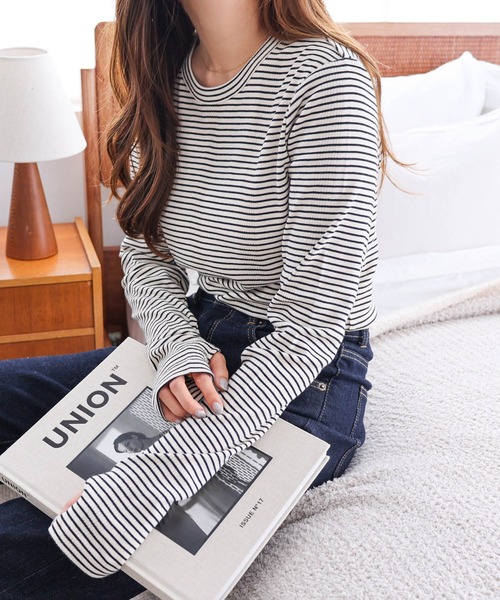 andme(アンドミー)の「ボーダーフライスクルーネック指穴長袖トップス(Tシャツ/カットソー・レディース・ホワイト×ブラック/ホワイト×グレー/ホワイト×グリーン/ベージュ系その他/オレンジ系その他/ブラウン系その他/キナリ/ベージュ系その他2/ブルー系その他・M)」の11枚目の写真