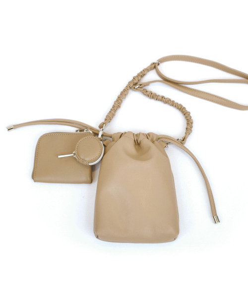 cache cache（カシュ カシュ）の「カシュカシュ cachecache / バンジーコード巾着スマホショルダー（ショルダーバッグ・レディース・アイボリー/ベージュ系その他/イエロー/グリーン/パープル/ブラック・FREE）」の4枚目の写真