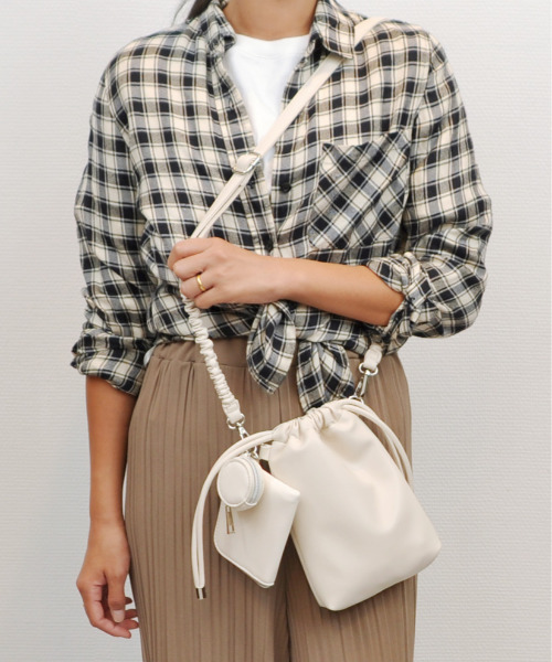 cache cache（カシュ カシュ）の「カシュカシュ cachecache / バンジーコード巾着スマホショルダー（ショルダーバッグ・レディース・アイボリー/ベージュ系その他/イエロー/グリーン/パープル/ブラック・FREE）」の2枚目の写真