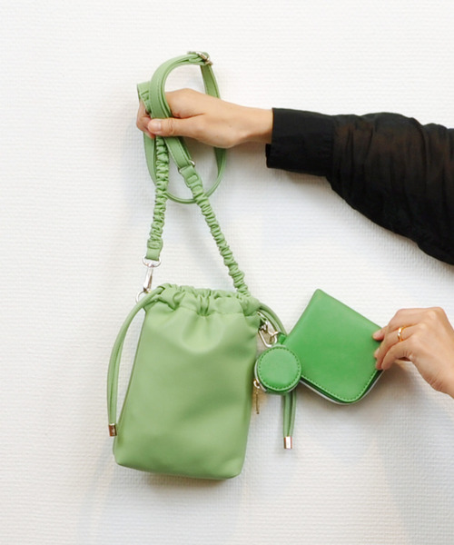 cache cache（カシュ カシュ）の「カシュカシュ cachecache / バンジーコード巾着スマホショルダー（ショルダーバッグ・レディース・アイボリー/ベージュ系その他/イエロー/グリーン/パープル/ブラック・FREE）」の12枚目の写真