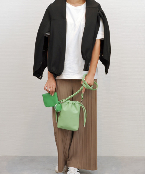 cache cache（カシュ カシュ）の「カシュカシュ cachecache / バンジーコード巾着スマホショルダー（ショルダーバッグ・レディース・アイボリー/ベージュ系その他/イエロー/グリーン/パープル/ブラック・FREE）」の16枚目の写真