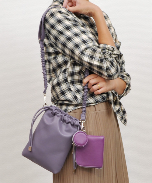 cache cache（カシュ カシュ）の「カシュカシュ cachecache / バンジーコード巾着スマホショルダー（ショルダーバッグ・レディース・アイボリー/ベージュ系その他/イエロー/グリーン/パープル/ブラック・FREE）」の10枚目の写真