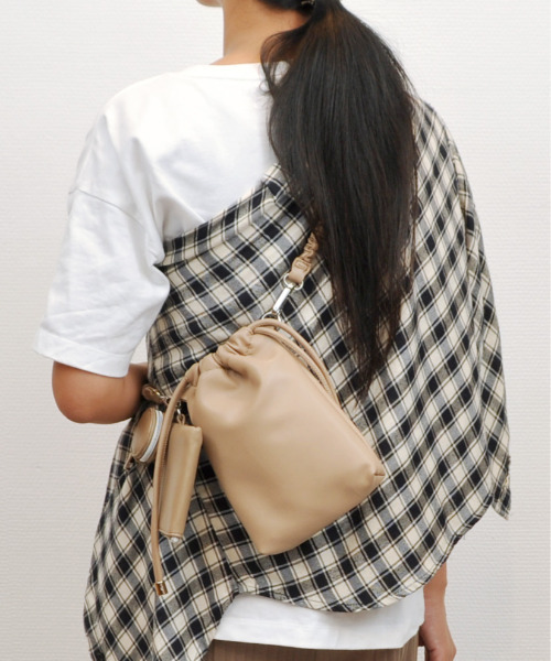 cache cache（カシュ カシュ）の「カシュカシュ cachecache / バンジーコード巾着スマホショルダー（ショルダーバッグ・レディース・アイボリー/ベージュ系その他/イエロー/グリーン/パープル/ブラック・FREE）」の9枚目の写真