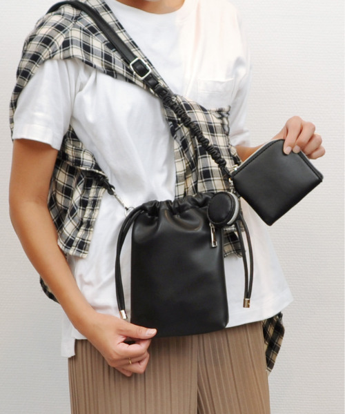 cache cache（カシュ カシュ）の「カシュカシュ cachecache / バンジーコード巾着スマホショルダー（ショルダーバッグ・レディース・アイボリー/ベージュ系その他/イエロー/グリーン/パープル/ブラック・FREE）」の15枚目の写真