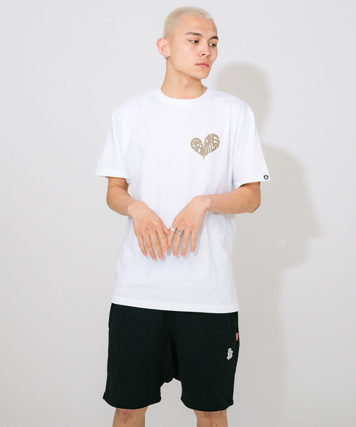EXAMPLE（エグザンプル）の「《ZOZO LIMITED》EXAMPLE HEART LOGO S/S TEE（Tシャツ/カットソー・メンズ・ホワイト×グリーン/ホワイト×ブラック/ブラック×ホワイト/ホワイト×パープル/ブラック×レッド/ブラック×ブルー/ブラック×イエロー/ホワイト×ブラウン・M/L/XL/XXL）」の4枚目の写真