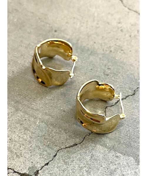 EMODA（エモダ）の「タンクフープピアス（ピアス（両耳用）・レディース・シルバー/ゴールド・FREE）」の4枚目の写真