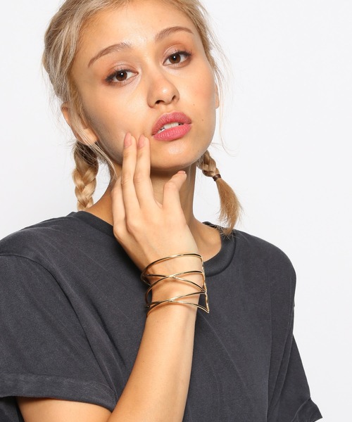 FOREVER 21(フォーエバー トゥエンティーワン)の「メタルバングル3(バングル/リストバンド・レディース・シルバー/ゴールド・FREE)」の2枚目の写真