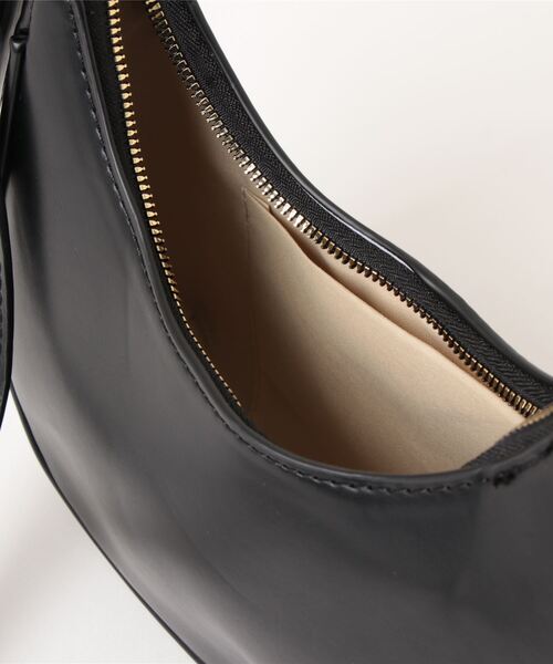 LA VORAGINE（ラ ヴォラジネ）の「ハーフムーンショルダーバッグ（ショルダーバッグ・レディース・アイボリー/ブラック・FREE）」の6枚目の写真