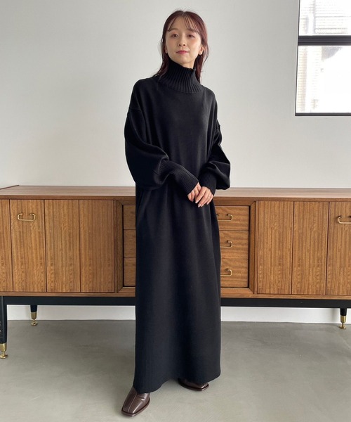 LOWRYS FARM（ローリーズファーム）の「スタンドリブニットワンピース　704535（ワンピース・レディース・ブルー/ブラック/ホワイト/グレー・FREE）」の2枚目の写真