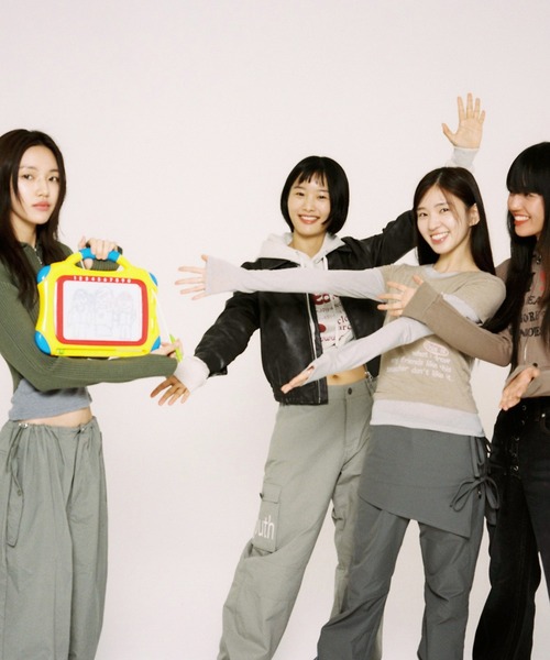 aeae(エーイーエーイー)の「Doodle Web Logo Crop Hoodie(パーカー・レディース・チャコールグレー/ネイビー/アイボリー・FREE)」の5枚目の写真