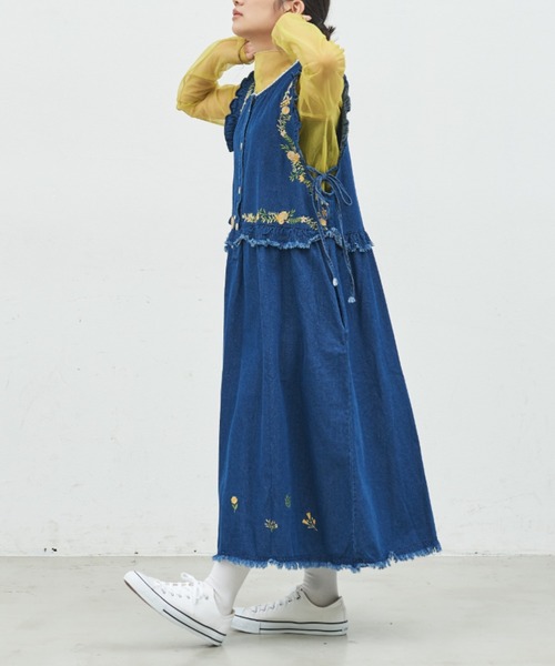 MERLOT（メルロー）の「刺繍フリルデニムジャンスカ（ワンピース・レディース・ネイビー・FREE）」の3枚目の写真