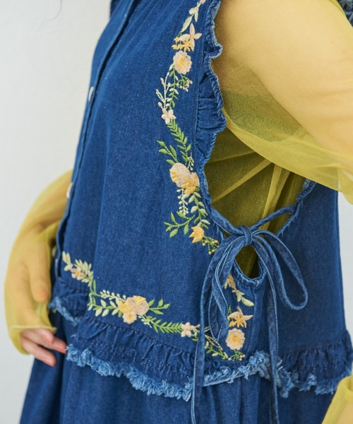 MERLOT（メルロー）の「刺繍フリルデニムジャンスカ（ワンピース・レディース・ネイビー・FREE）」の6枚目の写真