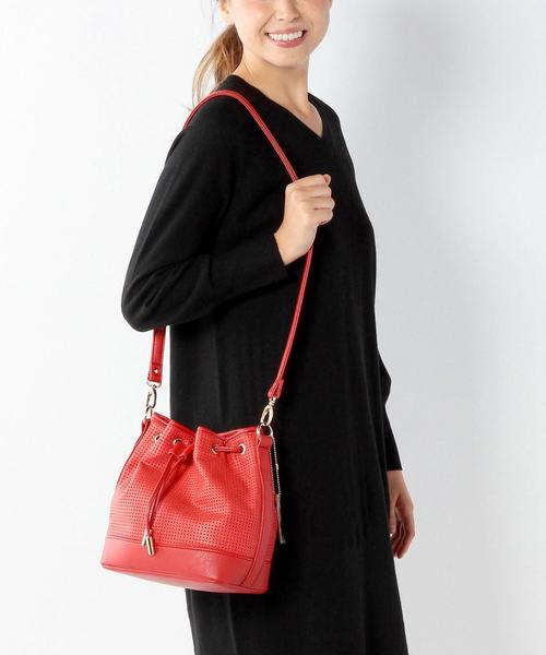 ODETTE E ODILE（オデットエオディール）の「L&O パンチングドローストリング2ウェイ バッグ（ショルダーバッグ・レディース・ホワイト/シルバー/レッド・フリー）」の4枚目の写真