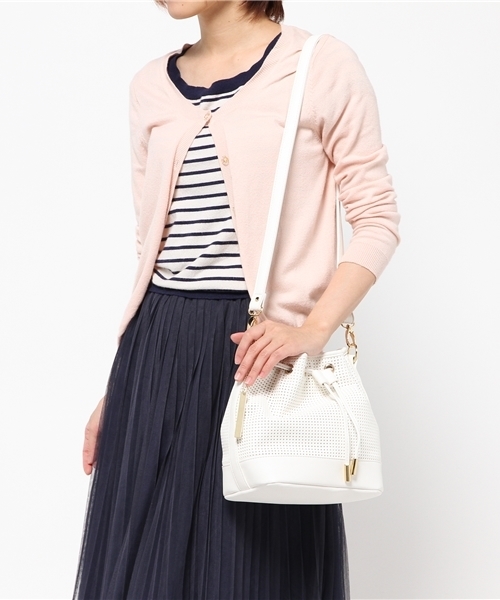 ODETTE E ODILE（オデットエオディール）の「L&O パンチングドローストリング2ウェイ バッグ（ショルダーバッグ・レディース・ホワイト/シルバー/レッド・フリー）」の9枚目の写真