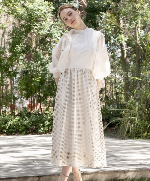 AND COUTURE (アンド クチュール) 白ワンピース ギャザーVネックティアードワンピース（ワンピース）｜AND