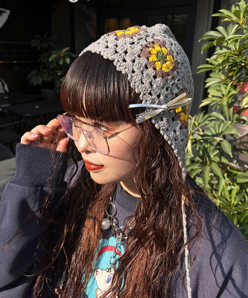 CIAOPANIC（チャオパニック）の「【＠yuna_maruu企画】【Me＋Me/ミープラスミー】フラワー配色ボンネット帽（キャップ・レディース・グリーン/ブラウン/アイボリー/チャコールグレー/サーモンピンク・ONE SIZE）」の3枚目の写真