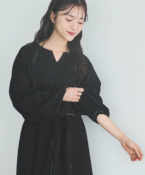 mil(ミル)の「【150㎝前後の小柄さんサイズ】配色ステッチキーネックワンピース(ワンピース・レディース・ブラック/ブラウン/ベージュ/ブラウン系その他/ブラック系その他/ベージュ系その他・XS/S)」の2枚目の写真