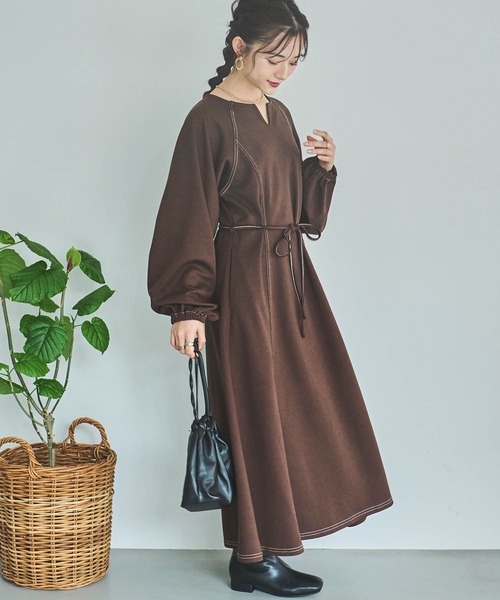 mil(ミル)の「【150㎝前後の小柄さんサイズ】配色ステッチキーネックワンピース(ワンピース・レディース・ブラック/ブラウン/ベージュ/ブラウン系その他/ブラック系その他/ベージュ系その他・XS/S)」の3枚目の写真