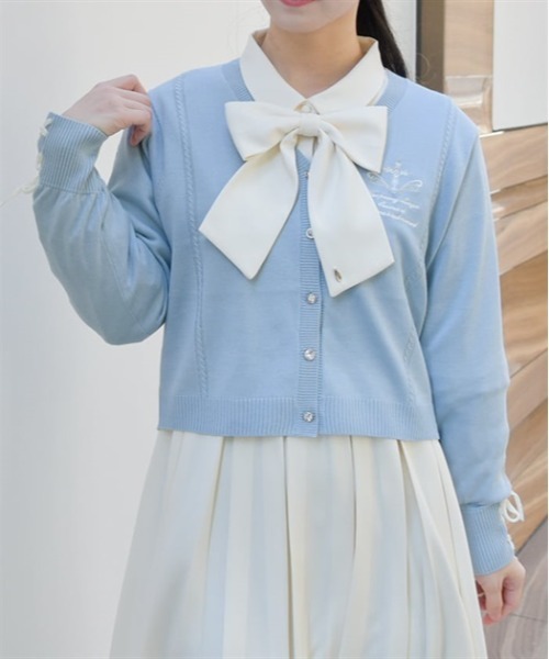 axes femme(アクシーズファム)の「クロス刺繍ショートニットカーディガン(カーディガン/ボレロ・レディース・キナリ/サックスブルー/ブラック・FREE)」の1枚目の写真