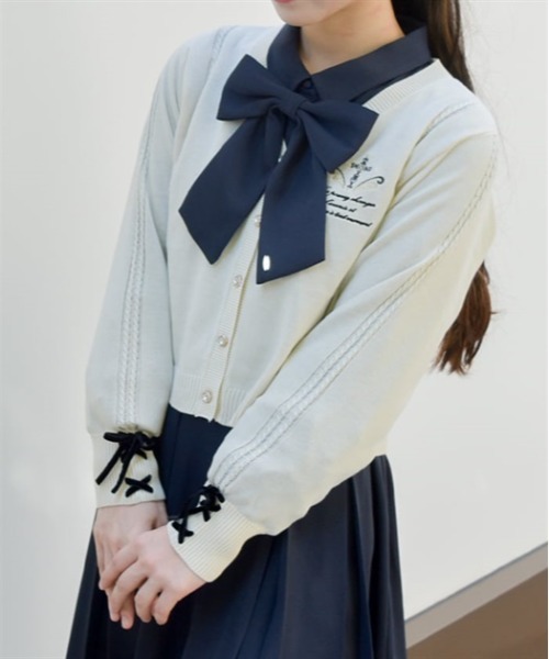 axes femme(アクシーズファム)の「クロス刺繍ショートニットカーディガン(カーディガン/ボレロ・レディース・キナリ/サックスブルー/ブラック・FREE)」の2枚目の写真