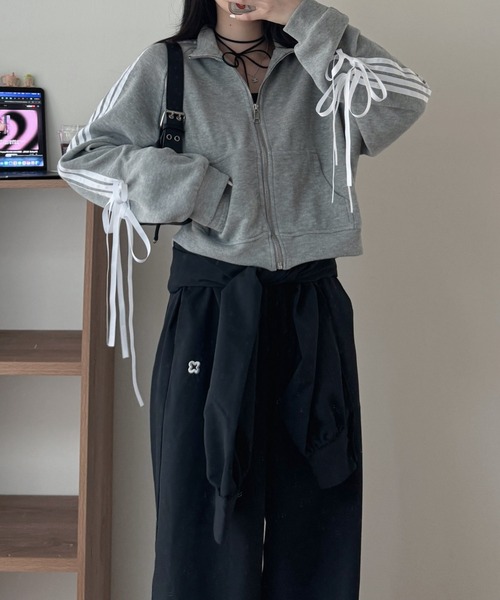 nemne store(ネンネストア)の「《Delfy》袖リボントラックジャケット(スウェット・レディース・ブラウン系/ブラック/グレー/ボルドー/ライトグレー・フリー)」の3枚目の写真
