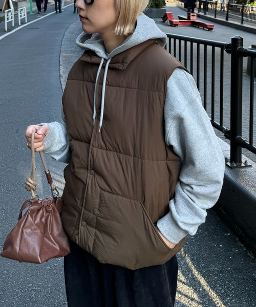 CIAOPANIC TYPY（チャオパニックティピー）の「【ユニセックス】中綿ワッシャーナイロンオーバーサイズベスト（ダウンベスト・メンズ・カーキ/ブラック・LARGE/MEDIUM）」の16枚目の写真