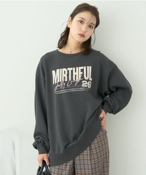 earth music&ecology(アースミュージックアンドエコロジー)の「ヴィンテージ風裏毛ロゴプルオーバー(スウェット・レディース・ブルー/チャコールグレー/ネイビー・FREE)」の4枚目の写真