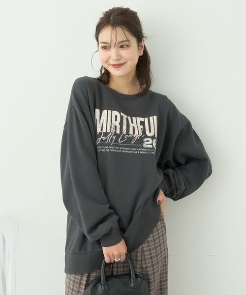 earth music&ecology(アースミュージックアンドエコロジー)の「ヴィンテージ風裏毛ロゴプルオーバー(スウェット・レディース・ブルー/チャコールグレー/ネイビー・FREE)」の6枚目の写真