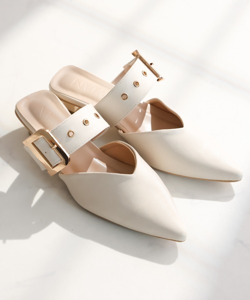 VIVIAN（ヴィヴィアン）の「ポインテッドトゥVカットバックルベルトミュールパンプス（パンプス・レディース・アイボリー/ブラック/シルバー・M/S/LL/L）」の2枚目の写真