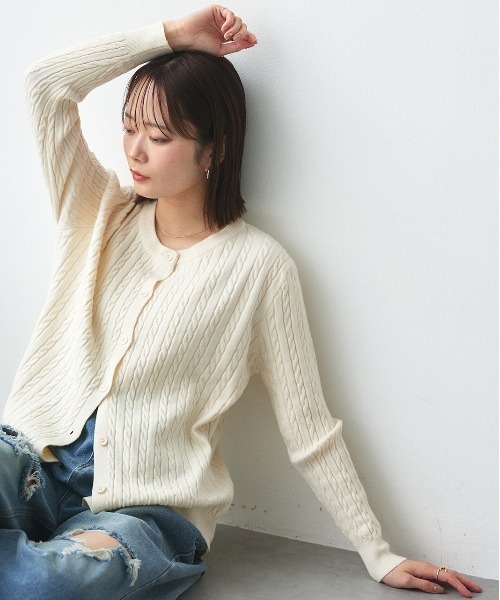 ad thie(アドティエ)の「ケーブルニット カーディガン(カーディガン/ボレロ・レディース・ブラウン/ブラック/ベージュ/グレー/オフホワイト・FREE)」の2枚目の写真