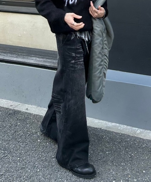 Chikashitsu +(チカシツプラス)の「【Chikashitsu +】curve stitch wide denim pants / 【チカシツプラス】カーブステッチワイドデニムパンツ(デニムパンツ・メンズ・ブラック・S/M/L)」の16枚目の写真