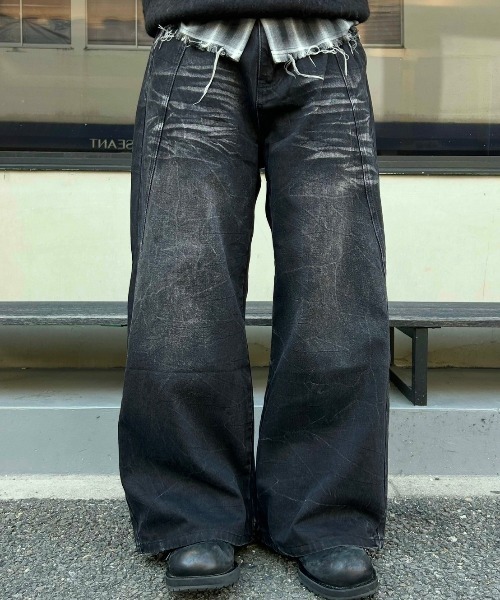 Chikashitsu +(チカシツプラス)の「【Chikashitsu +】curve stitch wide denim pants / 【チカシツプラス】カーブステッチワイドデニムパンツ(デニムパンツ・メンズ・ブラック・S/M/L)」の13枚目の写真