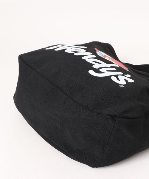 FRUIT OF THE LOOM(フルーツオブザルーム)の「Wendy`S NEWSPAPER BAG / ショルダーバッグ / ウェンディーズ / カジュアル / ロゴ / プリント / 大容量(ショルダーバッグ・レディース・ブラック/オフホワイト・FREE)」の4枚目の写真