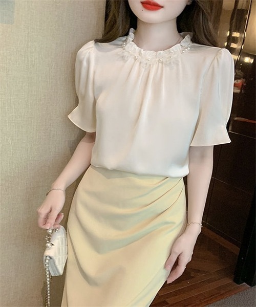 FREE STYLISTS（フリー スタイリスト）の「パールと立体花付け　フリルネックブラウス（シャツ/ブラウス・レディース・ホワイト/ライトグリーン/ピンク・S/L/M）」の2枚目の写真