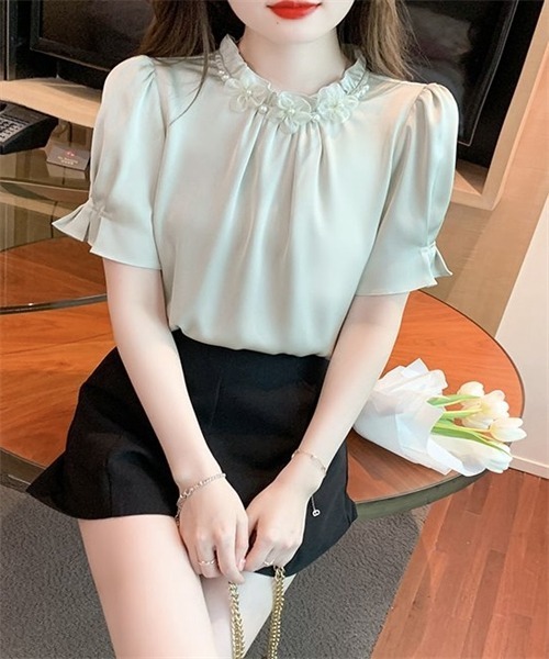 FREE STYLISTS（フリー スタイリスト）の「パールと立体花付け　フリルネックブラウス（シャツ/ブラウス・レディース・ホワイト/ライトグリーン/ピンク・S/L/M）」の3枚目の写真