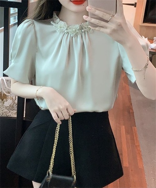 FREE STYLISTS（フリー スタイリスト）の「パールと立体花付け　フリルネックブラウス（シャツ/ブラウス・レディース・ホワイト/ライトグリーン/ピンク・S/L/M）」の9枚目の写真