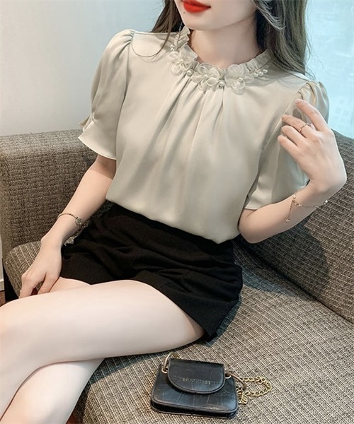 FREE STYLISTS（フリー スタイリスト）の「パールと立体花付け　フリルネックブラウス（シャツ/ブラウス・レディース・ホワイト/ライトグリーン/ピンク・S/L/M）」の12枚目の写真